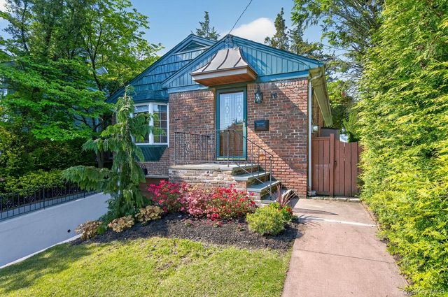 16 Warwick Place, Port Washington, NY 11050
