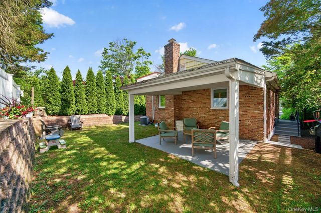 16 Warwick Place, Port Washington, NY 11050
