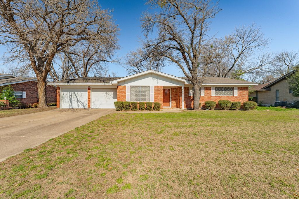 915 N Charlotte Avenue, Stephenville, TX 76401