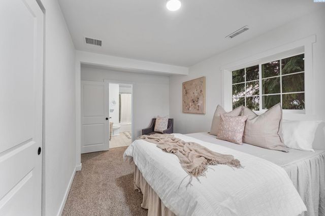 228105 E Game Farm Road, Kennewick, WA 99336