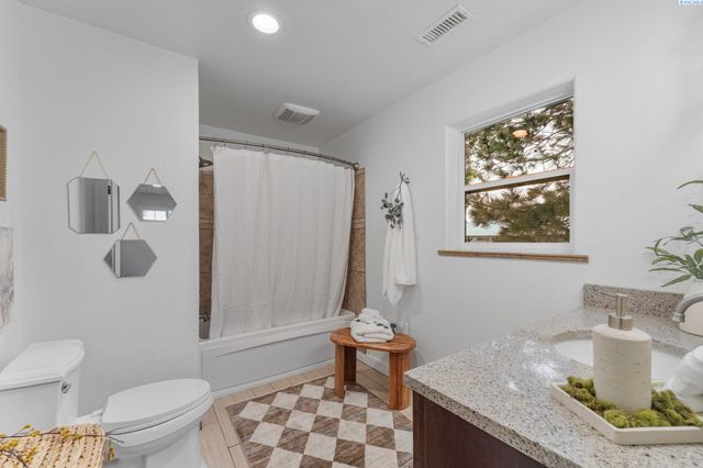 228105 E Game Farm Road, Kennewick, WA 99336