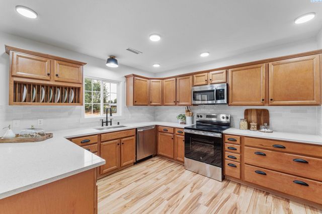 228105 E Game Farm Road, Kennewick, WA 99336