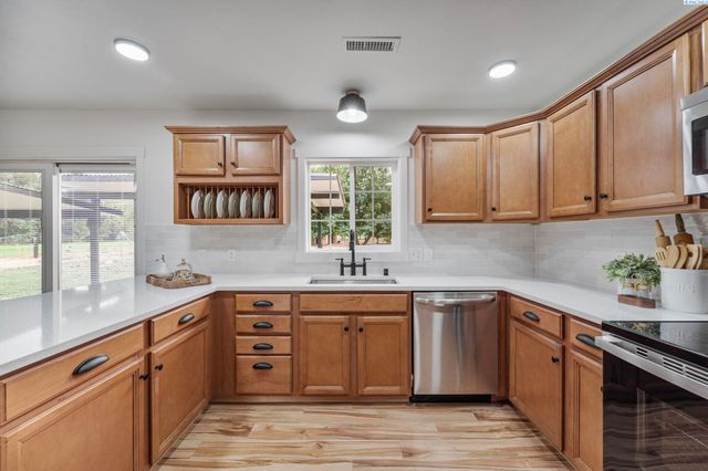 228105 E Game Farm Road, Kennewick, WA 99336