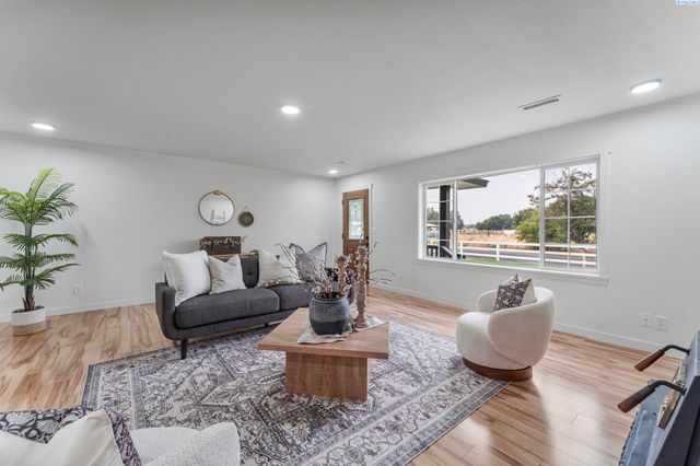 228105 E Game Farm Road, Kennewick, WA 99336