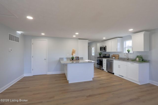 8909 Independence School Rd, Louisville, KY 40228