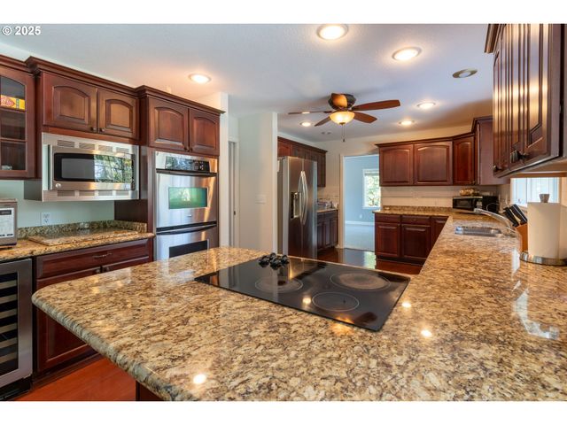 416 ELMAR Dr, Winchester, OR 97495