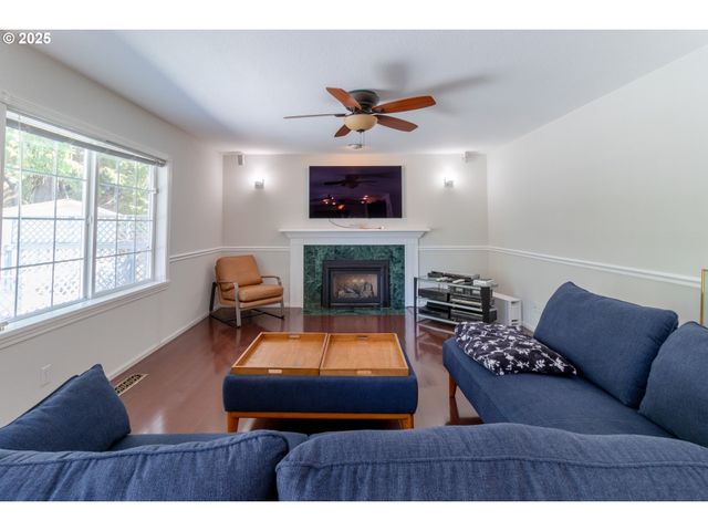 416 ELMAR Dr, Winchester, OR 97495