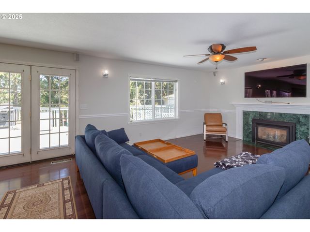 416 ELMAR Dr, Winchester, OR 97495