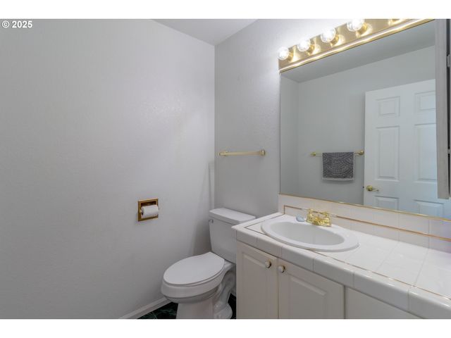 416 ELMAR Dr, Winchester, OR 97495