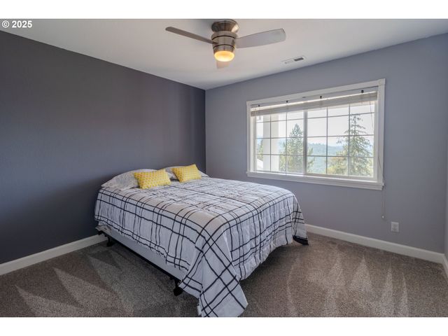 416 ELMAR Dr, Winchester, OR 97495