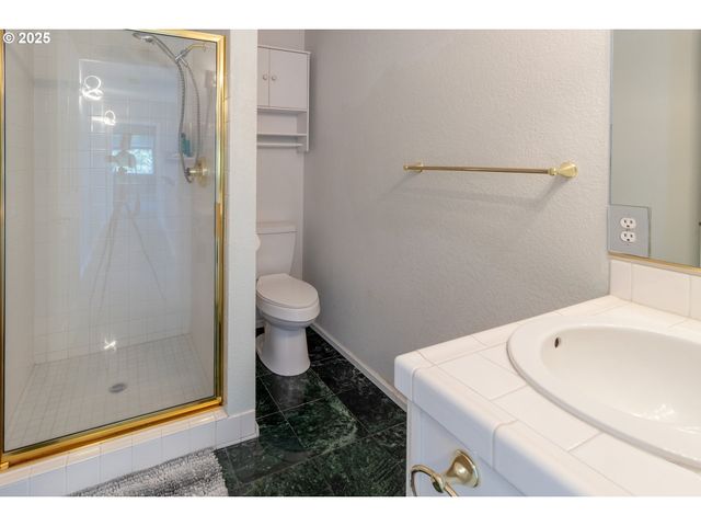 416 ELMAR Dr, Winchester, OR 97495