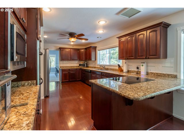 416 ELMAR Dr, Winchester, OR 97495