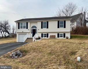 496 DINALI DR, Martinsburg, WV 25403