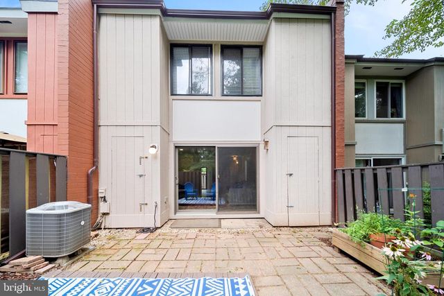 1386 NORTHGATE SQ, Reston, VA 20190
