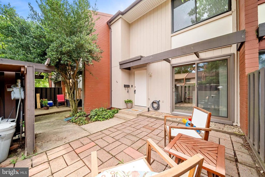 1386 NORTHGATE SQ, Reston, VA 20190