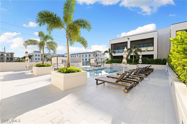 82 9th ST S 301, Naples, FL 34102