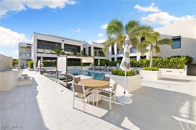 82 9th ST S 301, Naples, FL 34102