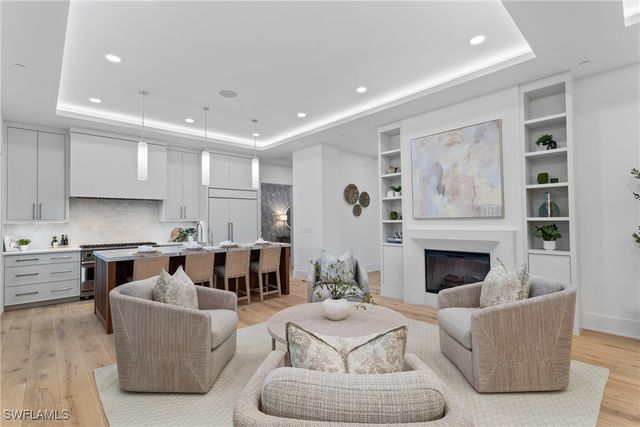 82 9th ST S 301, Naples, FL 34102