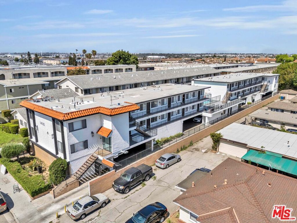 Image 11 of property listing at 14110 Yukon Avenue, Hawthorne, CA 90250