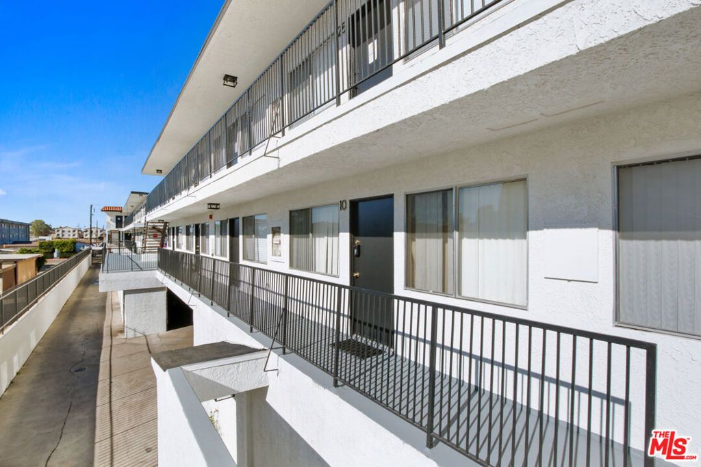 Image 16 of property listing at 14110 Yukon Avenue, Hawthorne, CA 90250