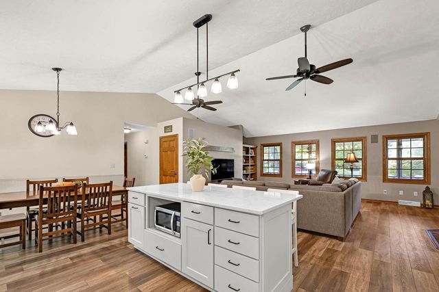 10331 32nd AVENUE, Pleasant Prairie, WI 53158