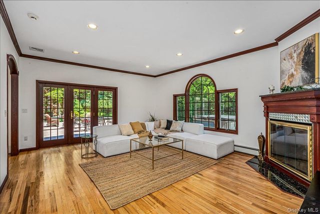 86 Dorchester Drive, Manhasset, NY 11030