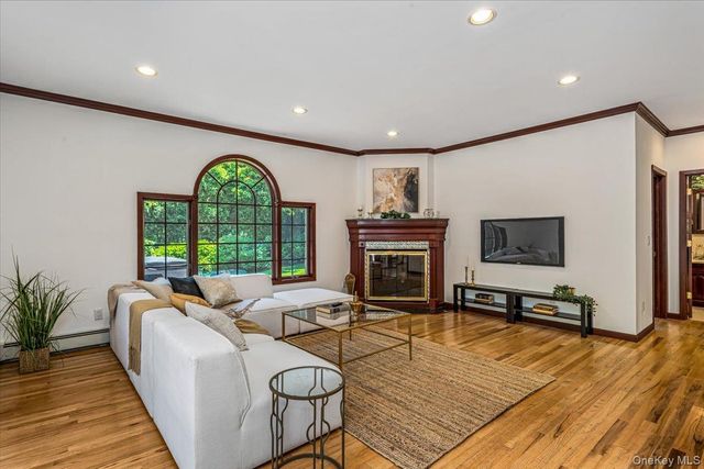 86 Dorchester Drive, Manhasset, NY 11030