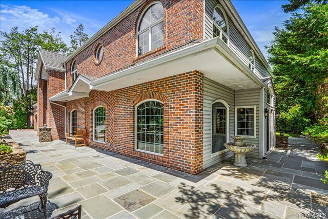 86 Dorchester Drive, Manhasset, NY 11030