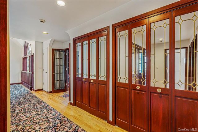 86 Dorchester Drive, Manhasset, NY 11030