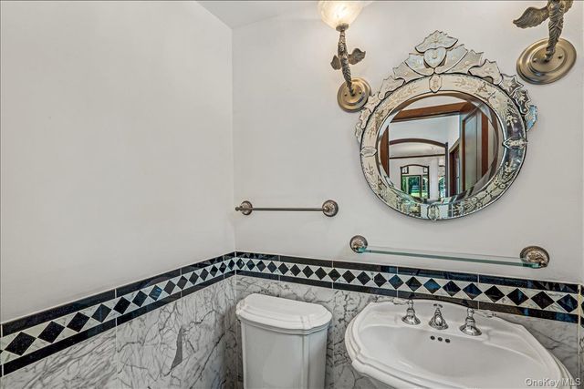 86 Dorchester Drive, Manhasset, NY 11030