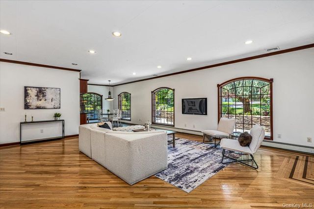 86 Dorchester Drive, Manhasset, NY 11030
