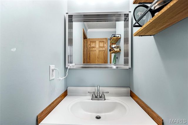 1923 Donna Circle, Lebanon, MO 65536