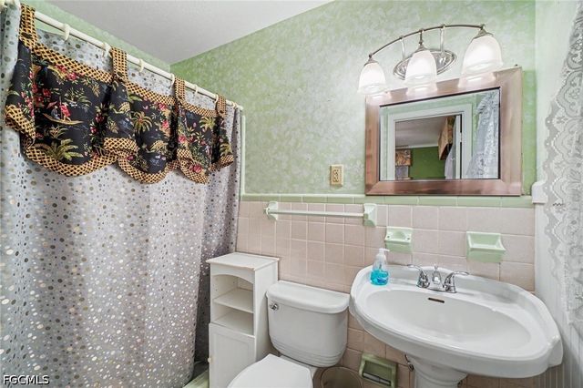 1564 Ixora DR, North Fort Myers, FL 33917