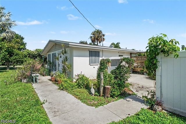 1564 Ixora DR, North Fort Myers, FL 33917