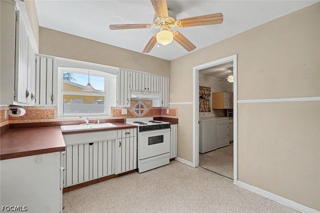 1564 Ixora DR, North Fort Myers, FL 33917