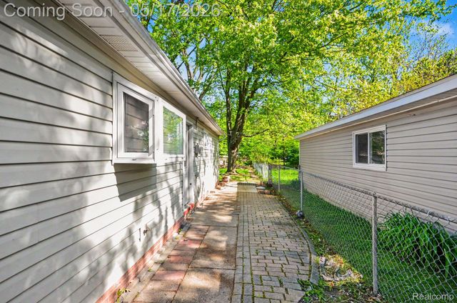 2628 Sinclair Avenue, Waterford Charter Township, MI 48328