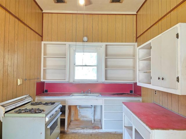 2500 Avenue H, Bay City, TX 77414