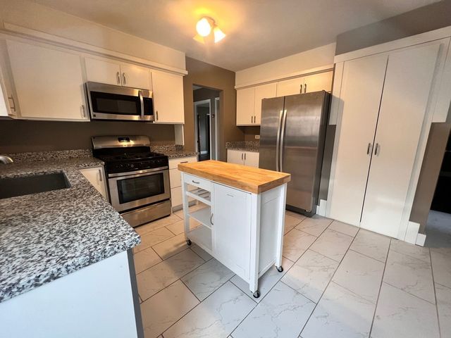 16W611 56th Street 1, Clarendon Hills, IL 60514