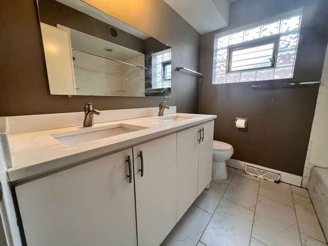 16W611 56th Street 1, Clarendon Hills, IL 60514