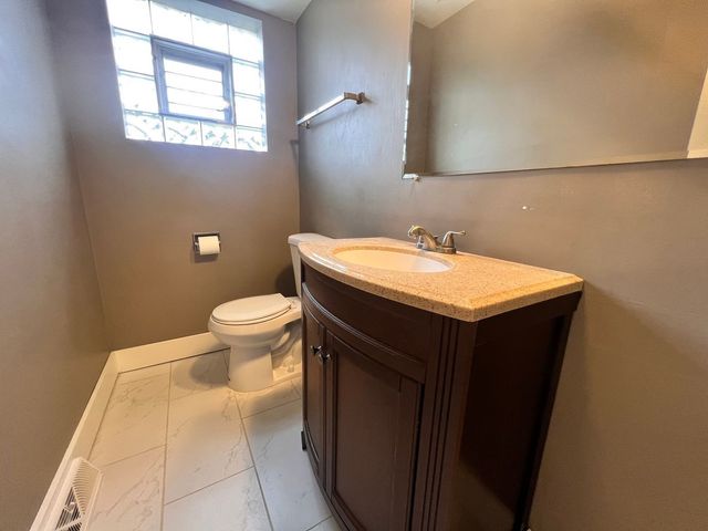 16W611 56th Street 1, Clarendon Hills, IL 60514