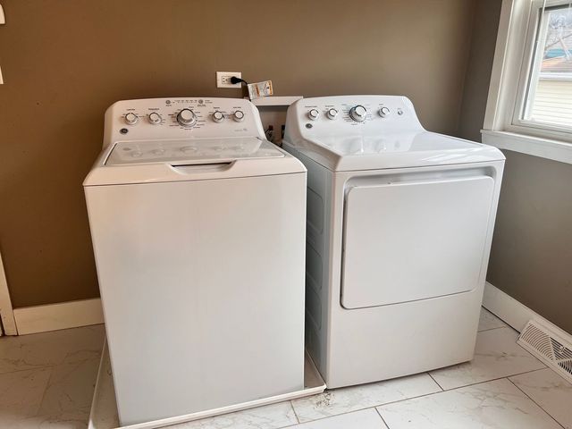 16W611 56th Street 1, Clarendon Hills, IL 60514