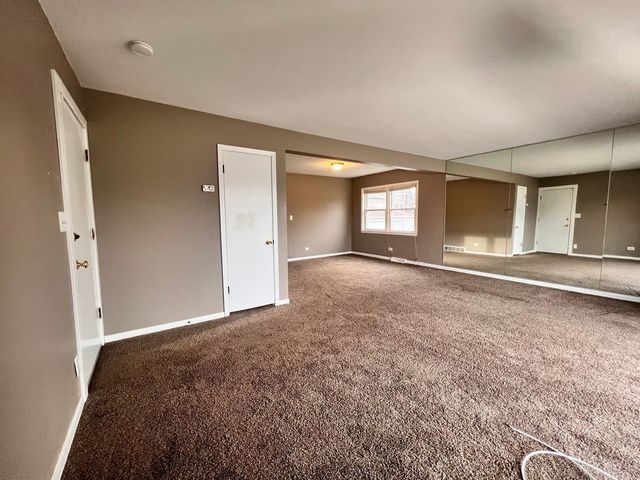 16W611 56th Street 1, Clarendon Hills, IL 60514