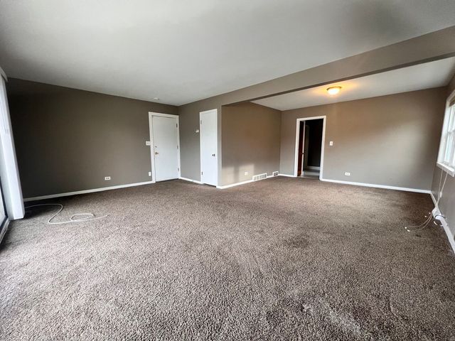 16W611 56th Street 1, Clarendon Hills, IL 60514