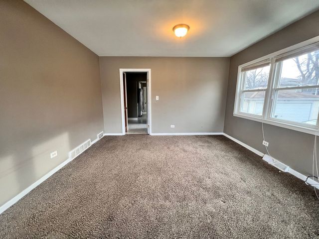 16W611 56th Street 1, Clarendon Hills, IL 60514