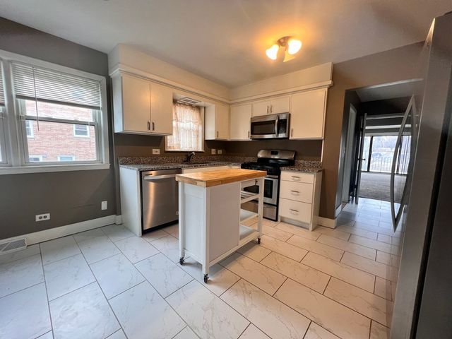 16W611 56th Street 1, Clarendon Hills, IL 60514