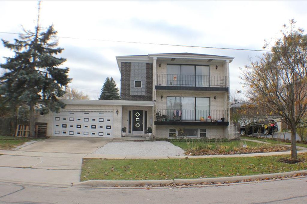 16W611 56th Street 1, Clarendon Hills, IL 60514