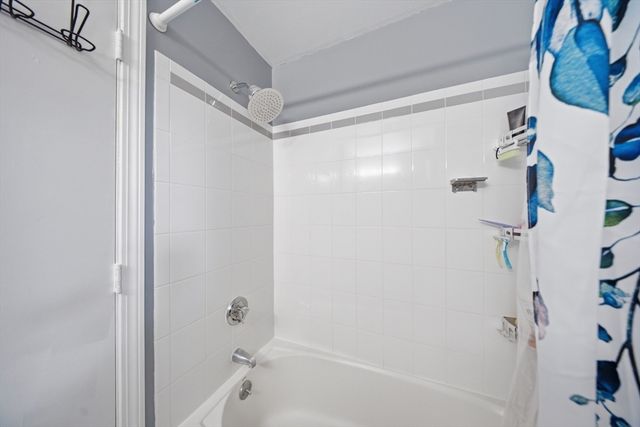 18 Wilson Dr 18, Framingham, MA 01702