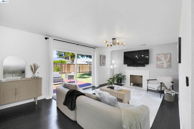 1341 Mcfarlane Ln, Hayward, CA 94544