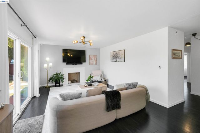 1341 Mcfarlane Ln, Hayward, CA 94544