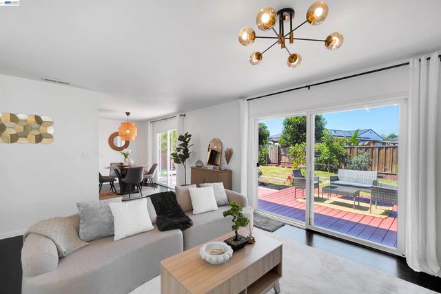 1341 Mcfarlane Ln, Hayward, CA 94544